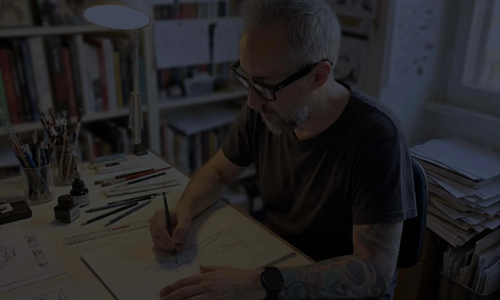 Foto di Michele Rizzardi mentre disegna